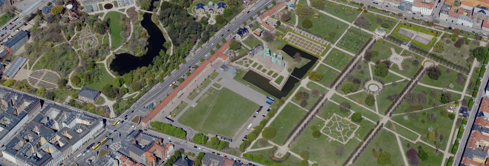Skråfoto af Rosenborg Slot og Kongens Have
