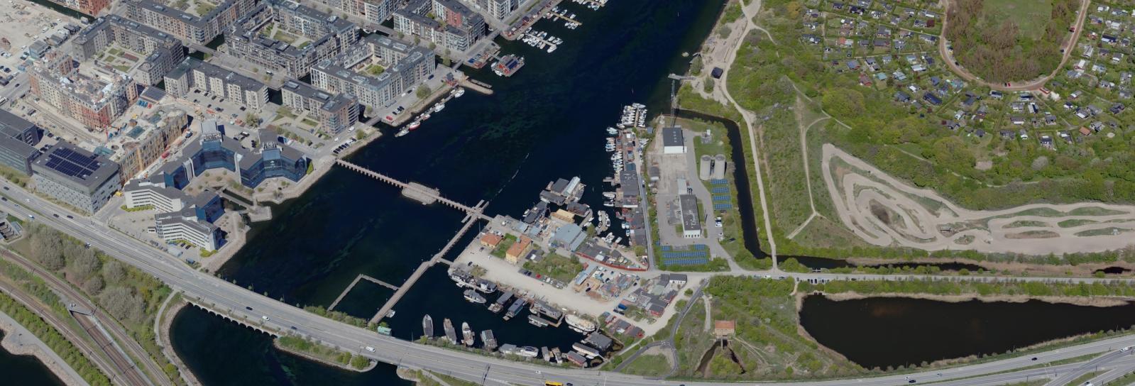 Skråfoto af havnemiljøet omkring Slusen
